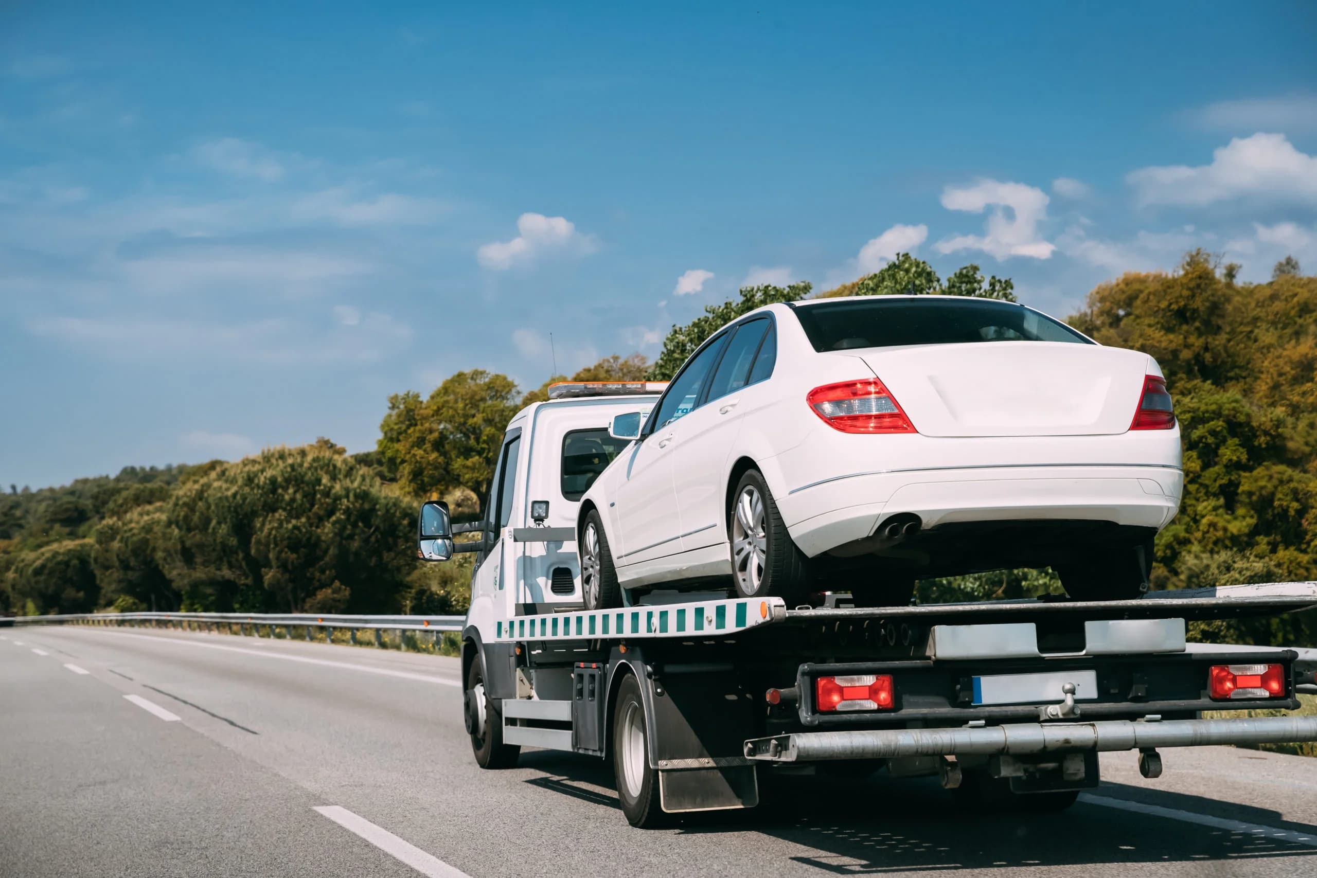 Melbourne Towing and Car Removals tilt-tray tow truck loading a car for removal on a Bendigo street